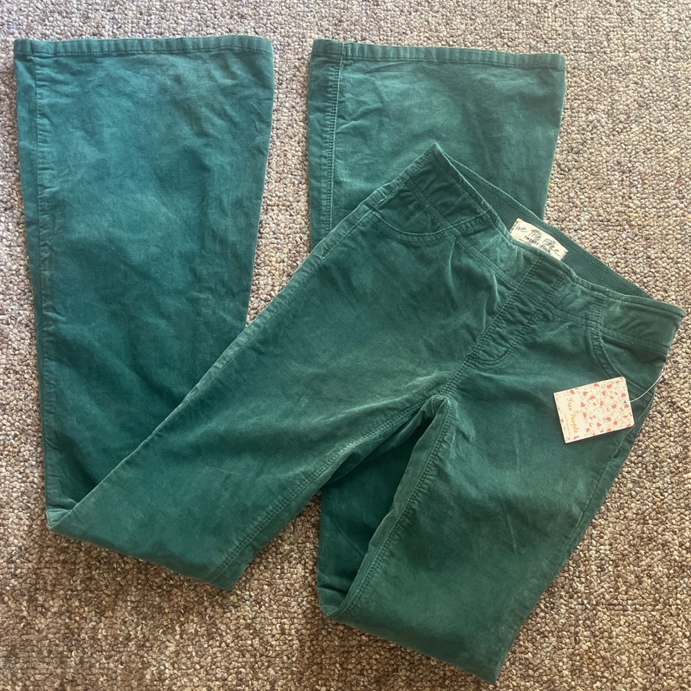NWT FREE PEOPLE FLARES Dark green corduroy size 24